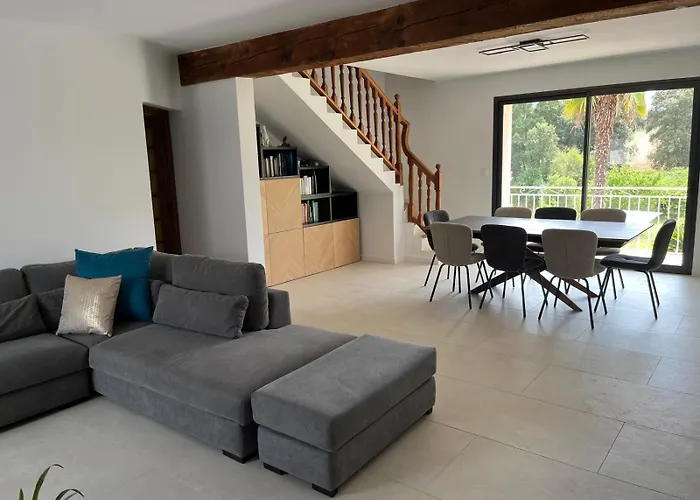 Villa Charming With Pool