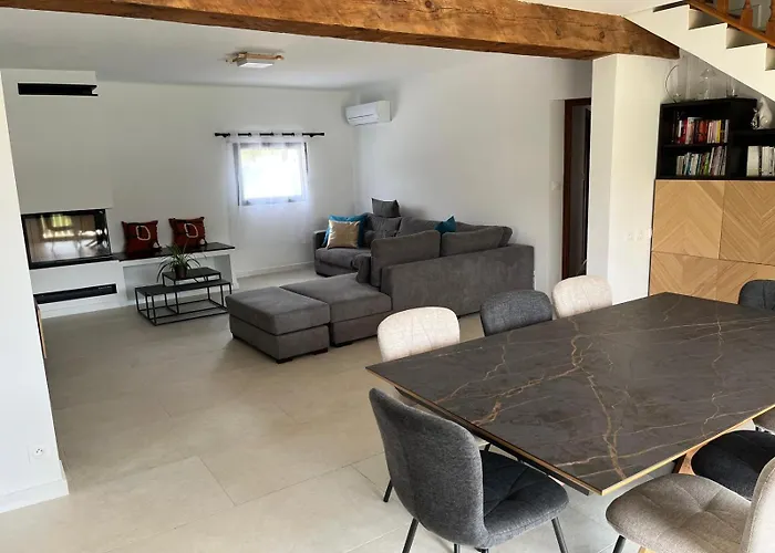 Villa Charming With Pool